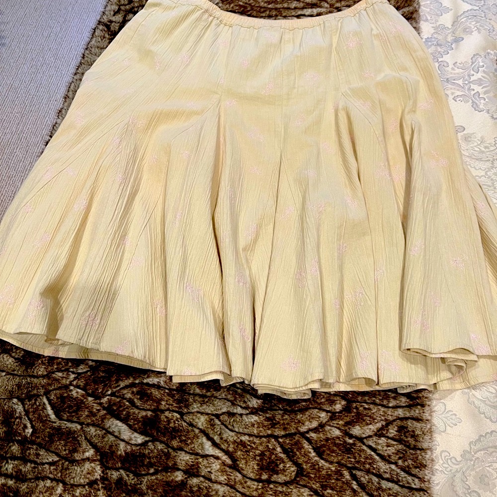 Denim & Co crinkle cotton skirt. Beige with pink flower embroidery. 💐💕👒